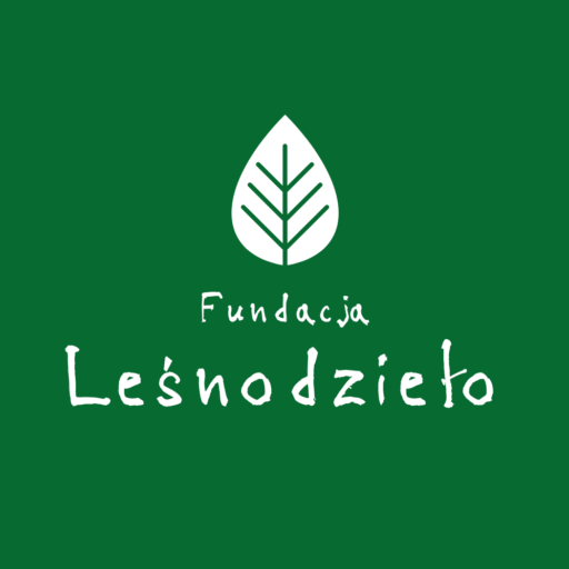 Logo Fundacji Leśnodzieło – zielone tło z białym liściem w centralnej części, w którym gałązki przypominają drzewo, oraz napisem 'Fundacja Leśnodzieło' w stylizowanej, naturalnej czcionce.